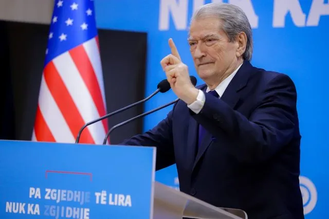 Skandali i rrugës Qukës-Qafë Plloçë, Berisha: Kompania 2T e Sakos vodhi 300 mln euro dhe i ndau me Ramën