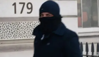 Skandali në Angli/ Shqiptari, oficer emigracioni grabiste emigrantët, akuzohet edhe për mashtrim me pasaportat