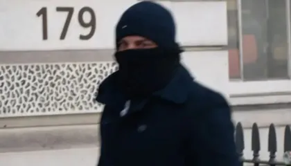 Skandali në Angli/ Shqiptari, oficer emigracioni grabiste emigrantët, akuzohet edhe për mashtrim me pasaportat