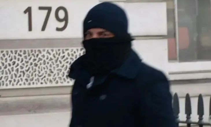 Skandali në Angli/ Shqiptari, oficer emigracioni grabiste emigrantët, akuzohet edhe për mashtrim me pasaportat