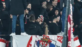 Skandali në ndeshjen e Europa League, banderolë e tifozëve, Kosova si pjesë e Serbisë