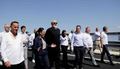 Skandali, pas investimeve miliarda lekë në rrugë fshihet korrupsioni dhe klientelizmi i Balluku, si po shemben…