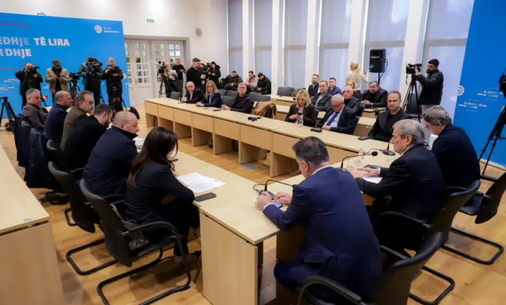 “Sondazhet thonë se duhet të marrim pjesë në Komisionin e Reformës Territoriale”, Ina Zhupa në mbledhjen pa media të grupit të PD: S’kemi pse e braktisim