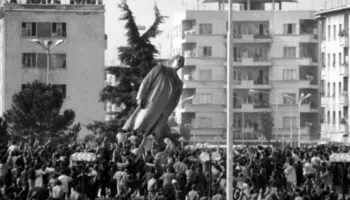 Sot, 35 vite nga rrëzimi i bustit të diktatorit Enver Hoxha