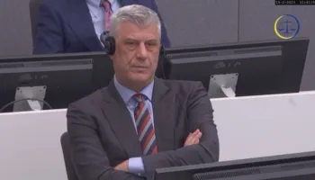 Sot në Hagë nis fjala përmbyllëse e mbrojtjes së Thaçit, mbërrin avokati i ish-presidentit