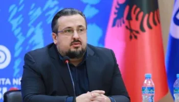 “Sot u vendos standard i ri”, Teliti: Kur ke kartonët, ligji për këshilltarët socialistë qenka thjesht sugjerim…