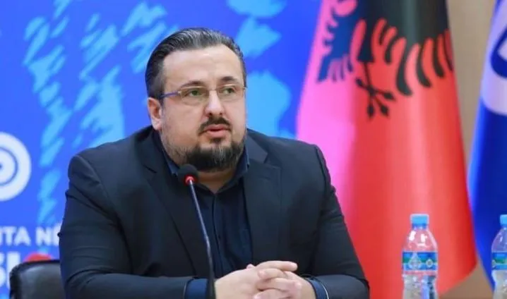 “Sot u vendos standard i ri”, Teliti: Kur ke kartonët, ligji për këshilltarët socialistë qenka thjesht sugjerim…