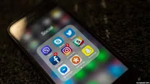 Spanja do të ndalojë hyrjen e personave nën 16 vjeç në rrjetet sociale