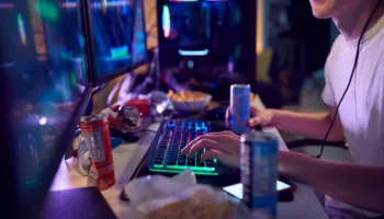 Spanja do të ndalojë shitjen e pijeve energjike për fëmijët nën 16 vjeç