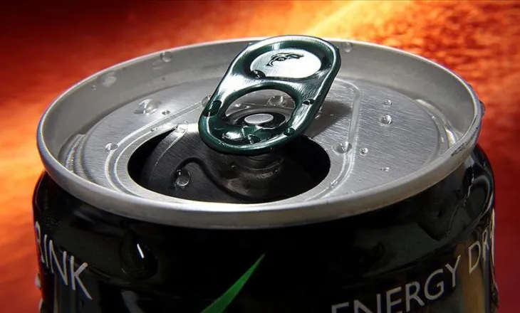 Spanja gati të ndalojë shitjen e pijeve energjike për personat nën 16 vjeç