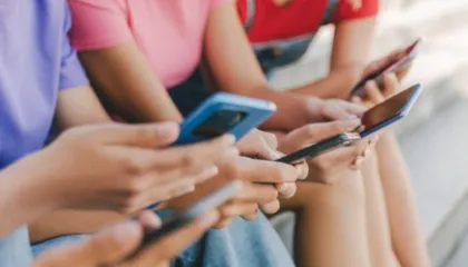 Spanja merr vendimin: Ndalohen rrjetet sociale për fëmijën nën 16 vjeç