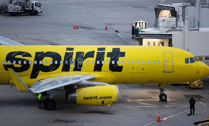 Spirit Airlines shet avionë dhe rikthehet stafi, përpjekje për stabilizim