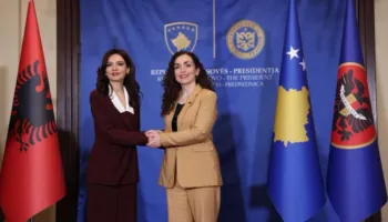 Spiropali vizitë në Kosovë/ Ministrja e Jashtme pritet në Presidencë, nga Vjosa Osmani