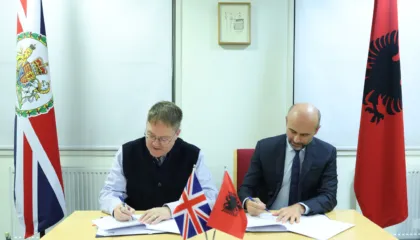 Spitali Amerikan vijon partneritetin me Ambasadën Britanike: Kontribut për studentët