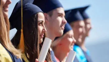 Studentët e ekselencës, Qeveria shtyn kontratat e punës, nuk do të largohen nga administrata
