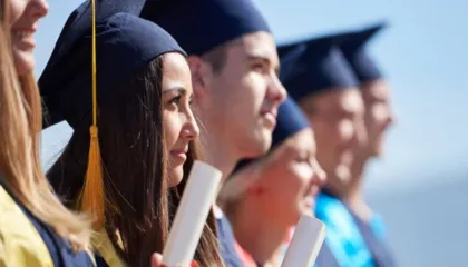 Studentët e ekselencës, Qeveria shtyn kontratat e punës, nuk do të largohen nga administrata