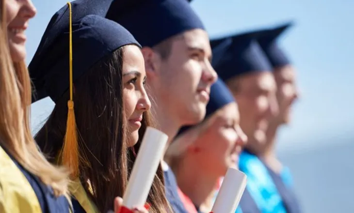 Studentët e ekselencës, Qeveria shtyn kontratat e punës, nuk do të largohen nga administrata