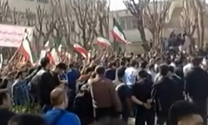 Studentët iranianë brohorasin kundër Qeverisë dhe përleshen me forcat e sigurisë në Teheran