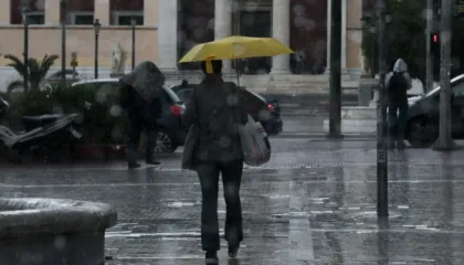 Stuhi dhe reshje të forta në Greqi, mot i paqëndrueshëm deri të hënën