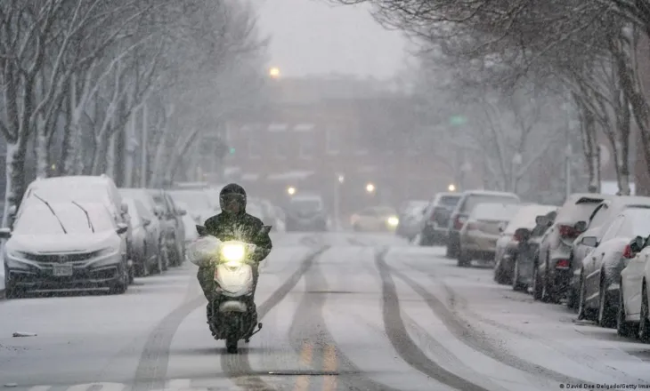 Stuhi e fuqishme dëbore përfshin SHBA-në, shpallen gjendje emergjence