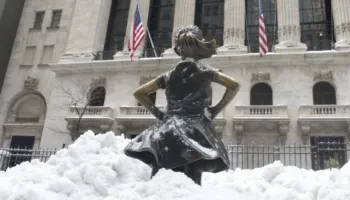 Stuhi e fuqishme dimërore godet New York-un, mbi 60 cm borë dhe mijëra fluturime të anuluara