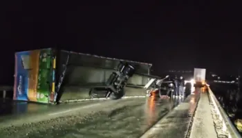 Stuhi ere në Korçë, përmbyset kamioni në rrugë