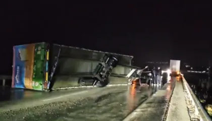 Stuhi ere në Korçë, përmbyset kamioni në rrugë