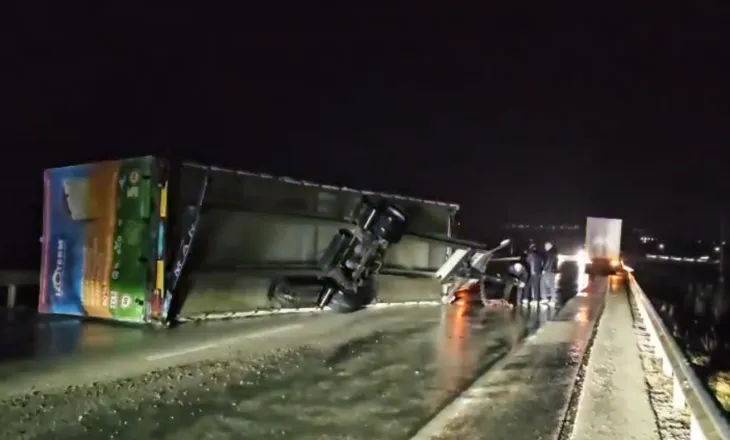 Stuhi ere në Korçë, përmbyset kamioni në rrugë