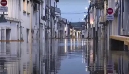 Stuhia godet Francën, përmbytjet shkaktojnë alarm të kuq