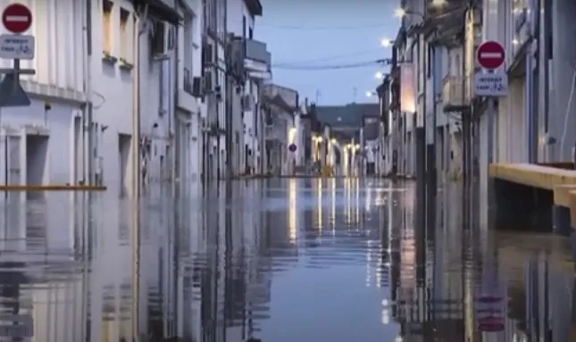 Stuhia godet Francën, përmbytjet shkaktojnë alarm të kuq