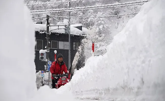 Stuhitë e dëborës paralizojnë Japoninë, 30 të vdekur dhe dhjetëra zona të izoluara