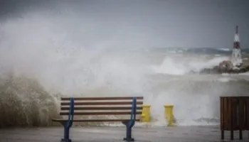 Stuhitë e forta dhe pluhuri Afrikan godasin Greqinë, pezullohet lundrimi në të gjithë vendin