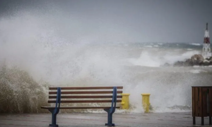 Stuhitë e forta dhe pluhuri Afrikan godasin Greqinë, pezullohet lundrimi në të gjithë vendin