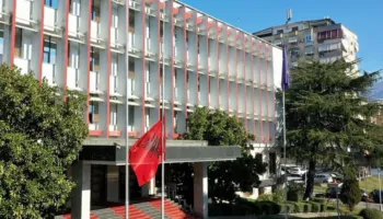 Sulmet në Iran/ Ministria e Jashtme thirrje shqiptarëve në Emiratet e Bashkuara: Telefononi…