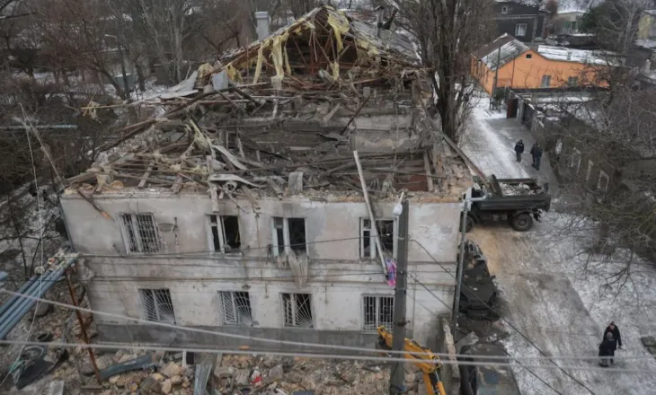 Sulmet ruse me dronë në Ukrainë vrasin tre persona, mes tyre nënë e bir