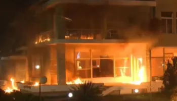 Sulmi me molotov ndaj ish-vilës së Enver Hoxhës, Gonxhja: Brenda ndodheshin 12 artistë, shumica të huaj