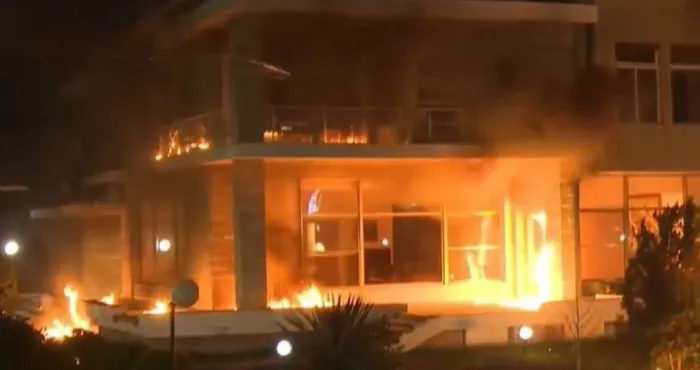 Sulmi me molotov ndaj ish-vilës së Enver Hoxhës, Gonxhja: Brenda ndodheshin 12 artistë, shumica të huaj