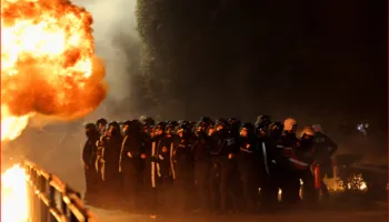 Sulmuan institucionet dhe plagosën 19 policë, Gjykata lë të lirë protestuesit e 10 shkurtit