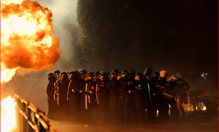 Sulmuan institucionet dhe plagosën 19 policë, Gjykata lë të lirë protestuesit e 10 shkurtit