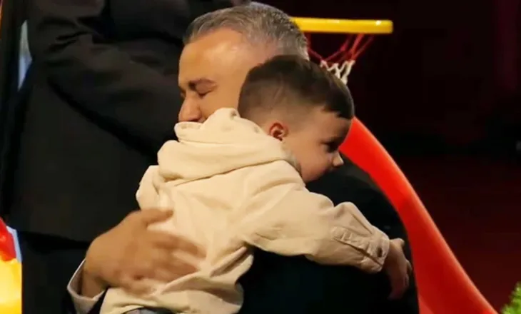 Surprizë emocionuese në BBVA/ Rogerti përlotet nga takimi me bashkëshorten dhe djalin