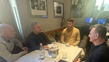 Sylvinho, bashkë me stafin teknik takojnë legjionarët në prag të përgatitjeve për finalet e marsit