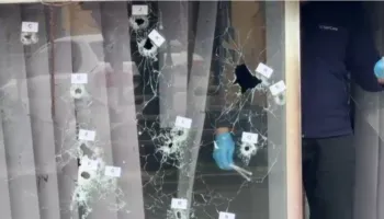 SYRI TV/ Atentat në Lezhë, pronari i berberhanes goditet me 5 plumba, dyshohet të jetë plagosur një anëtar i fisit Nikulaj