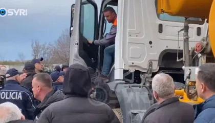 SYRI TV/ Baks-Rrjoll, banorët përplasen me policinë: ‘Do ta mbrojmë pronën tonë me gjak’