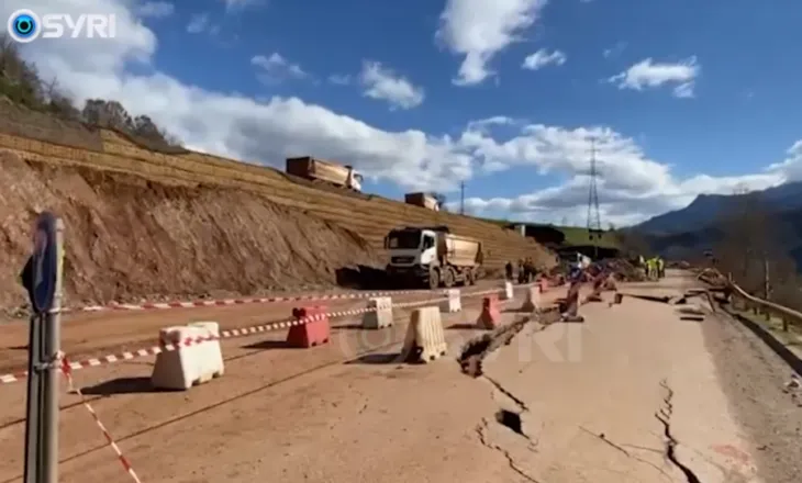 SYRI TV/ Juglindja e izoluar prej 5 ditësh, asnjë afat se kur mund të hapet rruga, drejtuesit fajësojnë reshjet e shiut