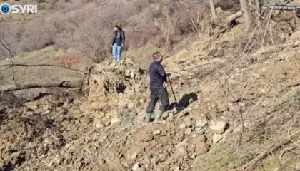 SYRI TV/ Kukës, 4 familje 20 ditë të izoluara, shkak rrëshqitja e dherave, Familja Hysenaj akuza institucioneve