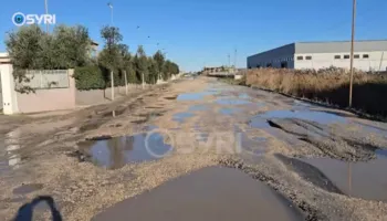 SYRI TV/ Rruga drejt Sektor Rinia në Durrës në gjendje të rëndë: Banorët në rrezik dhe automjetet e dëmtuara