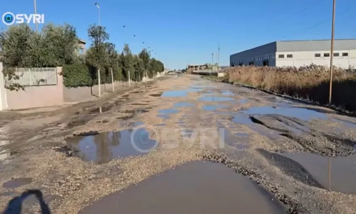 SYRI TV/ Rruga drejt Sektor Rinia në Durrës në gjendje të rëndë: Banorët në rrezik dhe automjetet e dëmtuara