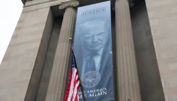 “Ta bëjmë Amerikën të sigurt përsëri”/ Banderola me foton e Trump vendoset në Departamentin e Drejtësisë në Uashington, qëllimi dyshohet të jetë…
