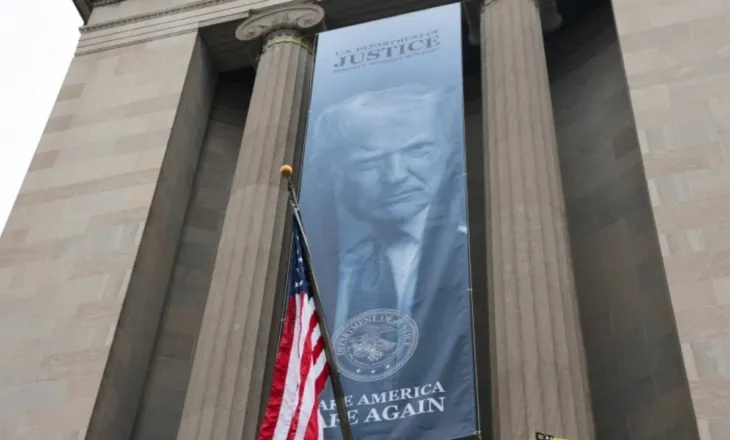 “Ta bëjmë Amerikën të sigurt përsëri”/ Banderola me foton e Trump vendoset në Departamentin e Drejtësisë në Uashington, qëllimi dyshohet të jetë…