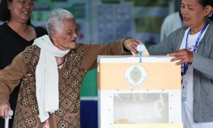 Tajlandezët zgjedhin parlamentin e ri, vendosin për reformën kushtetuese